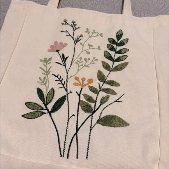 NWT Floral Greenery Embroidered Ivory Cream Tote Bag - Picture 2 of 4